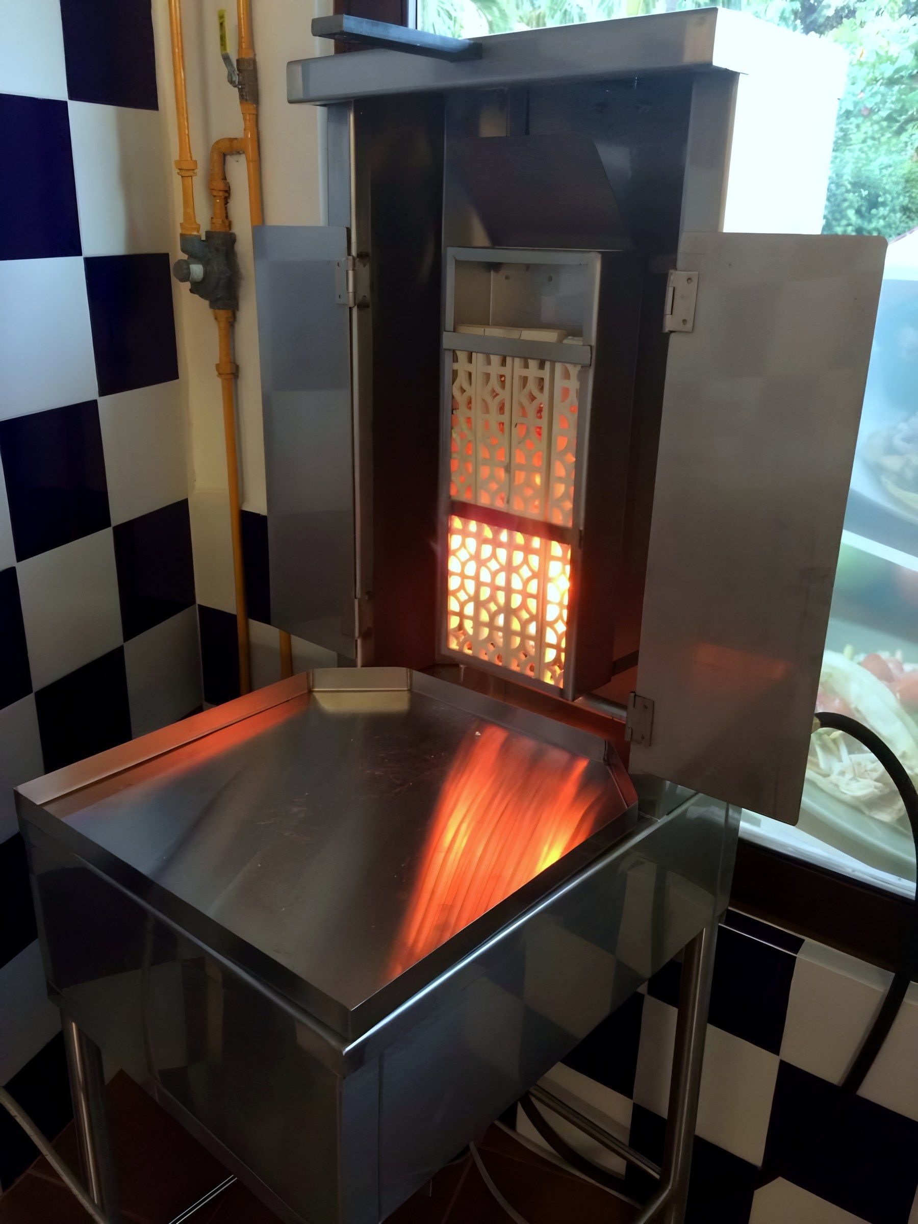 Estación de trompo en acero inoxidable con puertas abiertas y mesa de trabajo.